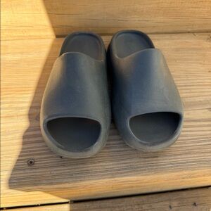 Youth Yeezy Slides